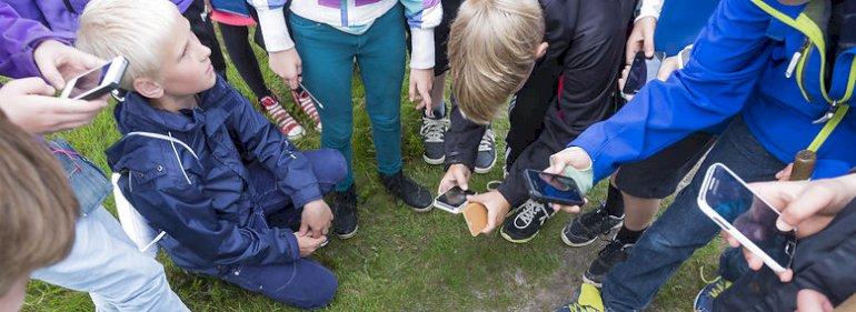 Smartphones og skærmtid kan give børn læring i naturen